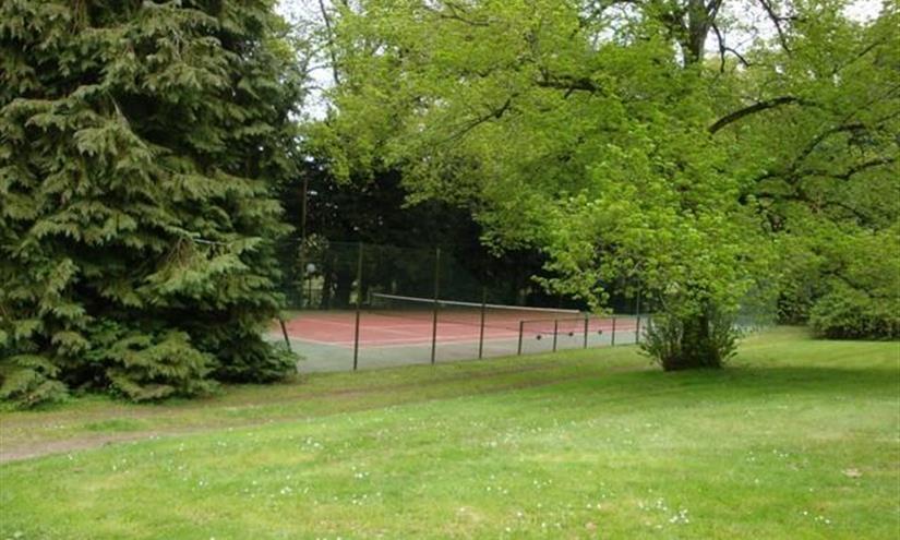 LE TERRAIN DE TENNIS DANS LE PARC DU MANOIR DE TREGARAY
