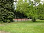 LE TERRAIN DE TENNIS DANS LE PARC DU MANOIR DE TREGARAY