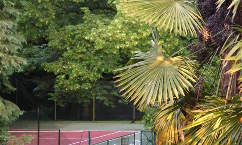 LE TERRAIN DE TENNIS DANS LE PARC DU MANOIR DE TREGARAY