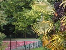 LE TERRAIN DE TENNIS DANS LE PARC DU MANOIR DE TREGARAY