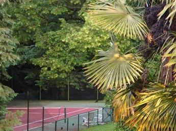 LE TERRAIN DE TENNIS DANS LE PARC DU MANOIR DE TREGARAY
